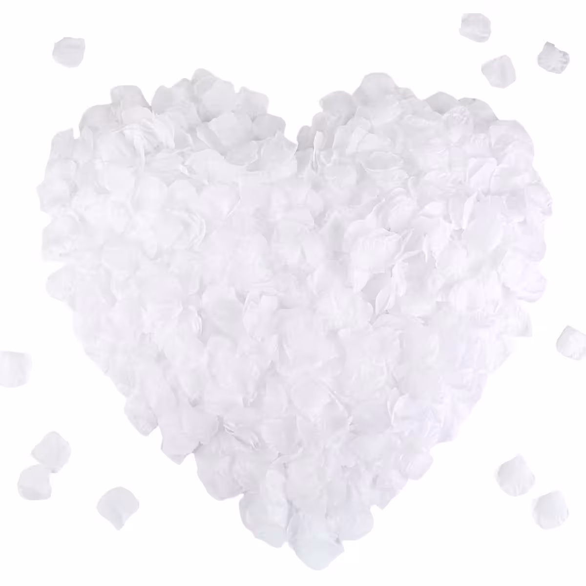 Witte kunstbloemblaadjes in hartvorm gelegd voor decoratie