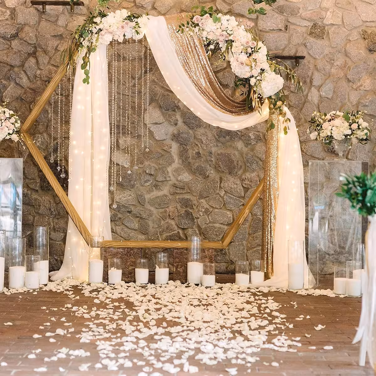 Witte kunstbloemblaadjes voor thematische feestdecoratie