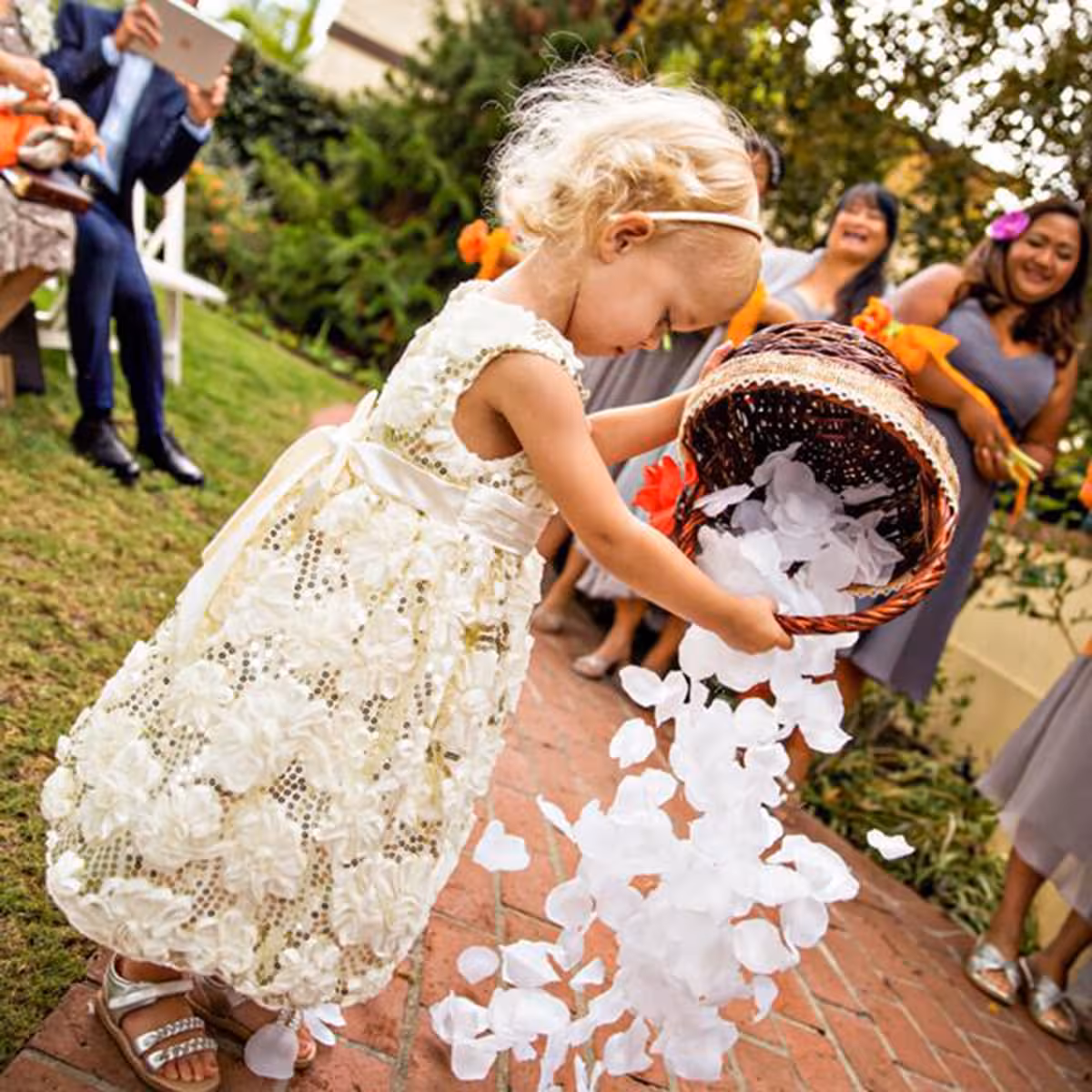 Witte kunstbloemblaadjes gebruikt voor decoratie van bruiloftsgangen