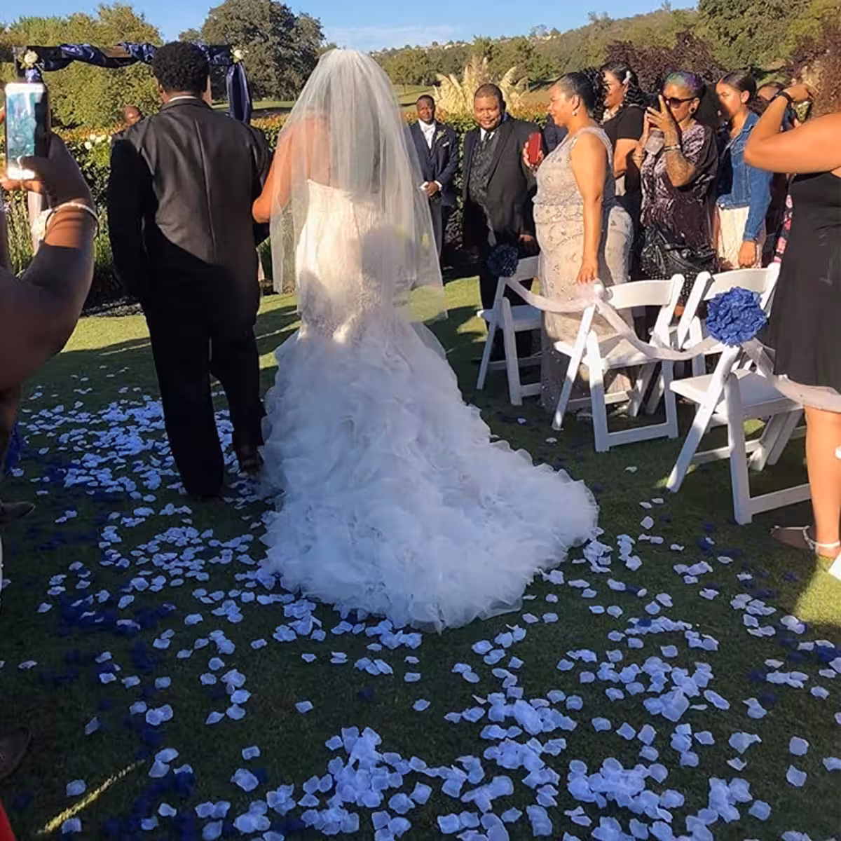 Witte textiele rozenblaadjes voor tafeldecoratie bij bruiloften