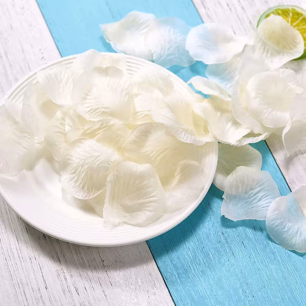 Witte kunstbloemblaadjes verspreid op de vloer voor elegante decoratie