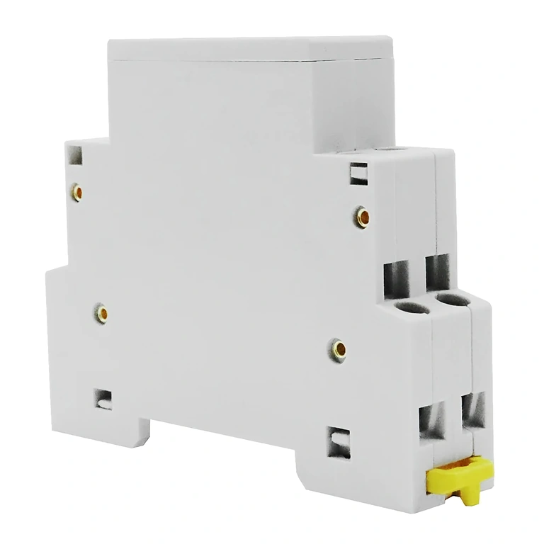 Digitale voltmeter gemonteerd op DIN-rail voor elektrische panelen