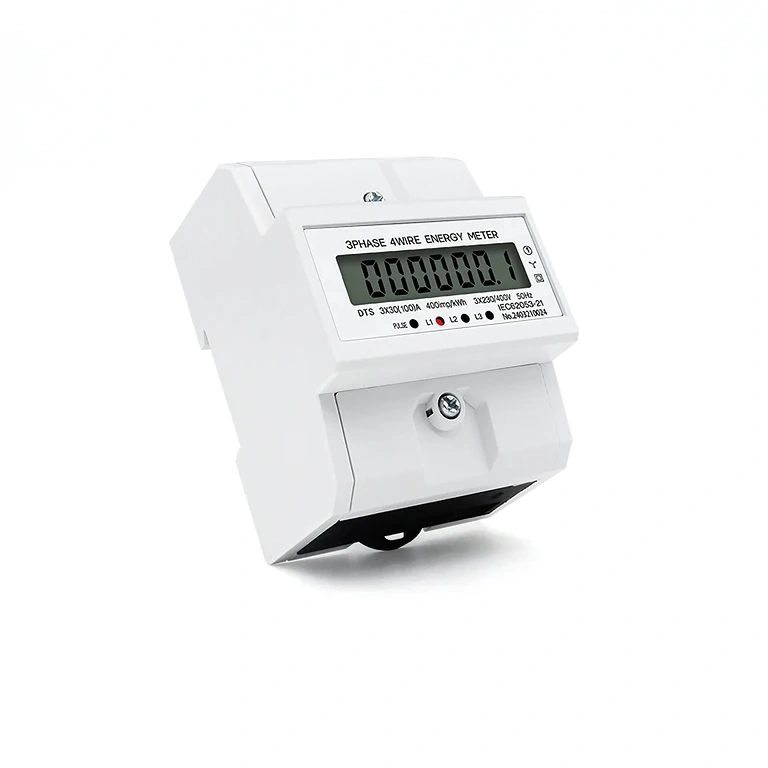 Zijaanzicht digitale driefasige meter gemonteerd in paneel
