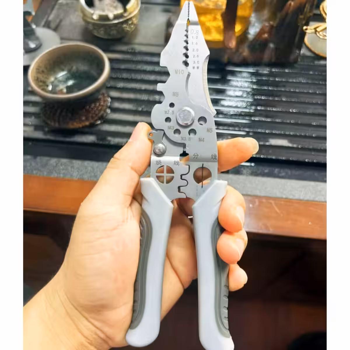 Elektrische tang met stripzone voor draden en kabels