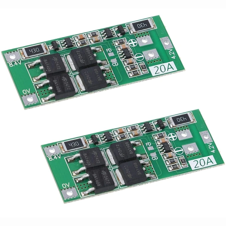 De twee BMS 2S 20A modules vanuit een hoek gefotografeerd, toont elektronische componenten