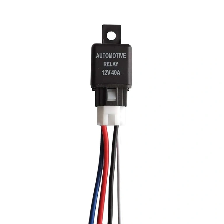 Auto relais 12V 4-pins 40A met sokkel – duidelijk vooraanzicht