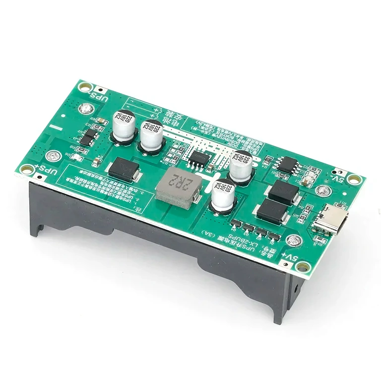 Mini UPS-module aangesloten met 2 x 18650-batterijen, klaar voor ononderbroken voeding