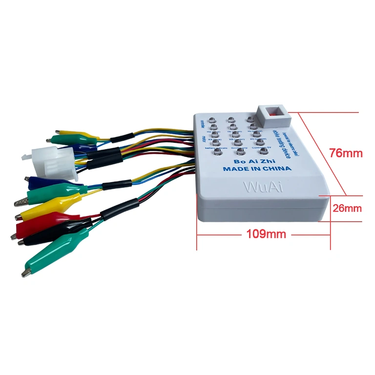 Batterij aangesloten op universele tester voor controllercontrole