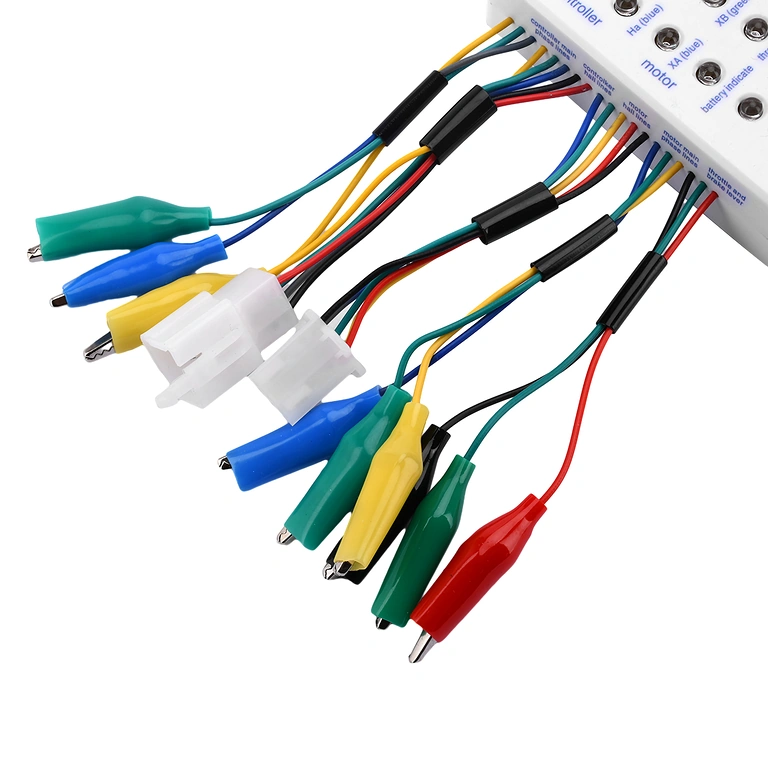 Fasedraden van de motor aangesloten op universele tester