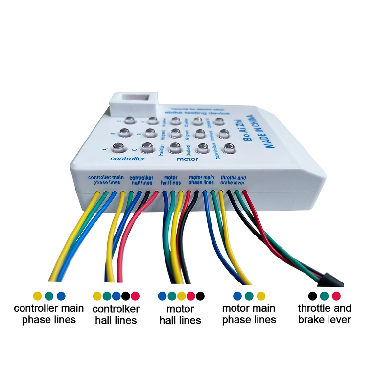 Detail van aansluitingen van universele tester voor fiets en scooter